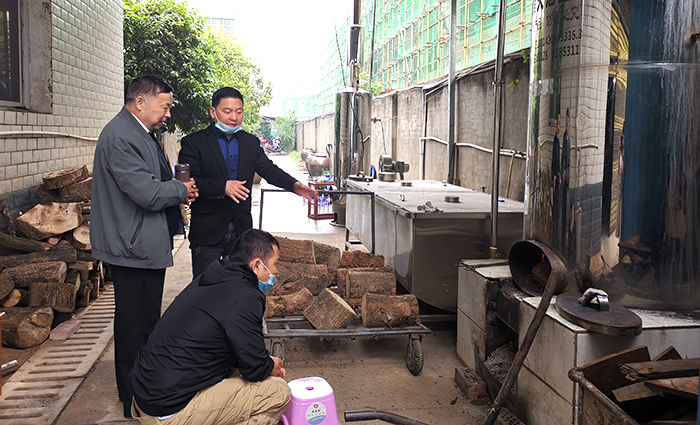 1000型大型酿酒设备正在蒸酒，刘老师为学员讲解锅炉的使用700