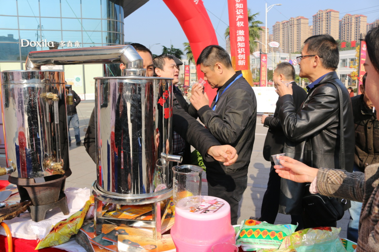 零陵区市场监督管理局参观雅大展会并现场品酒1