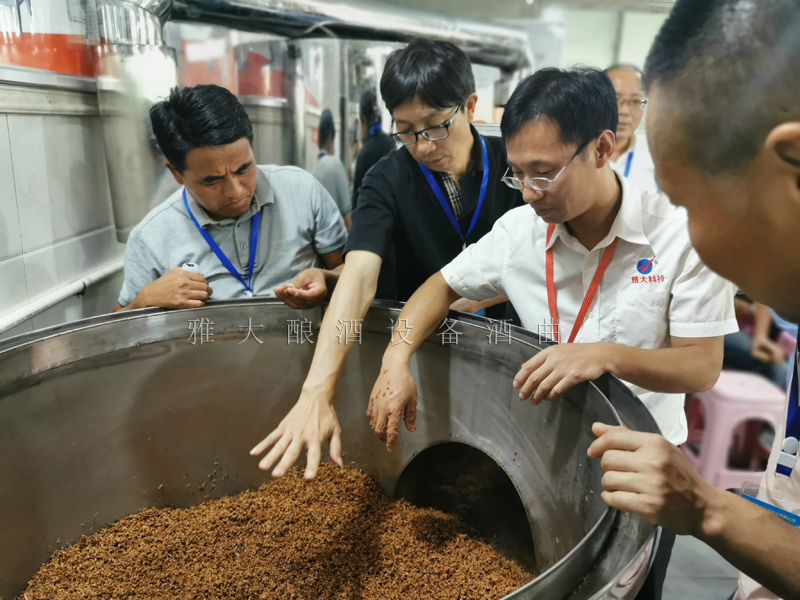 国家高级酿酒师上甑指导